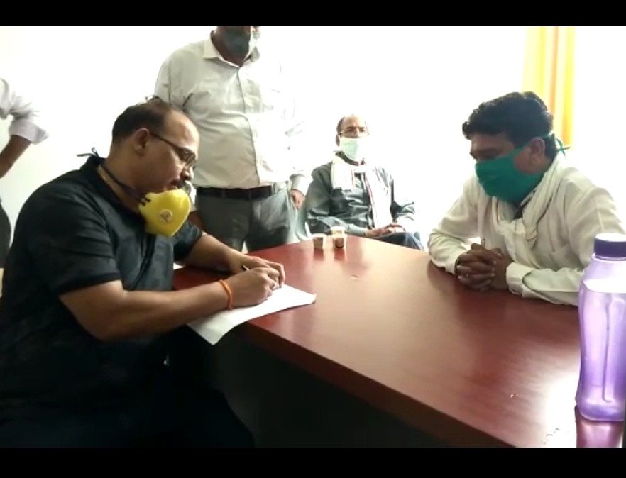 रतलाम : लोकायुक्त ने शहर व आलोट से दो पटवारी रंगेहाथ धरे, दोनों को किया निलंबित 1 रतलाम : लोकायुक्त ने शहर व आलोट से दो पटवारी रंगेहाथ धरे, दोनों को किया निलंबित