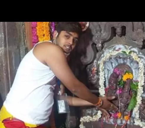 उज्जैन/नागचंद्रेश्वर मंदिर : आम लोगों का प्रवेश बंद, वीआईपी भक्तों की लगी कतार 1 उज्जैन/नागचंद्रेश्वर मंदिर : आम लोगों का प्रवेश बंद, वीआईपी भक्तों की लगी कतार