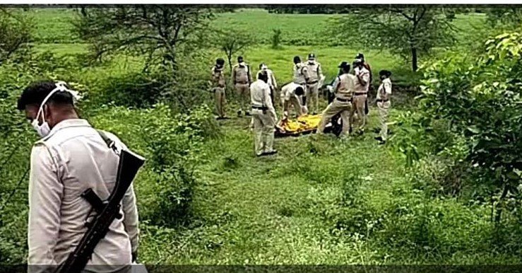 रतलाम : चेहरा जला हुआ युवती का शव मिलने से सनसनी फैल गई 1 रतलाम : चेहरा जला हुआ युवती का शव मिलने से सनसनी फैल गई