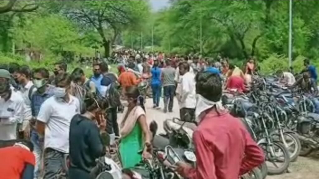 उज्जैन : माधव कालेज मे लगा छात्रों का मेला, सोशल डिस्टेंस भूलें, मास्क भी नहीं लगाया 1 उज्जैन : माधव कालेज मे लगा छात्रों का मेला, सोशल डिस्टेंस भूलें, मास्क भी नहीं लगाया