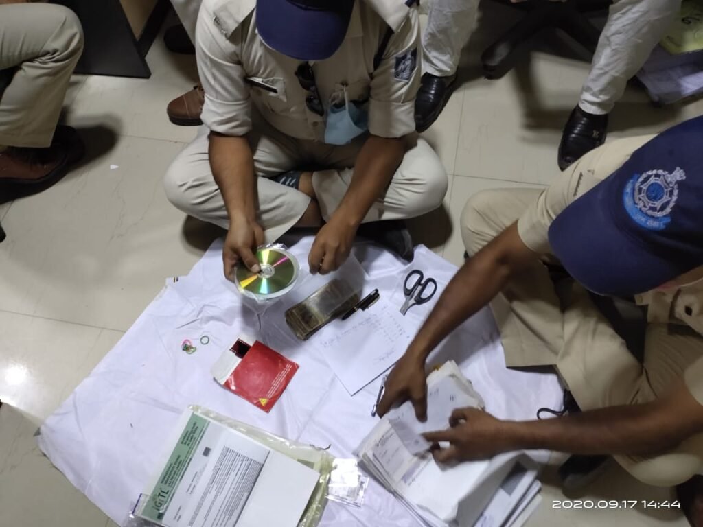 सतना : नाबालिग से दुष्कर्म के आरोपी समीर उर्फ सिकंदर मामले में आज बैंक लॉकर में मिली सीडी, नगदी और अन्य सामान