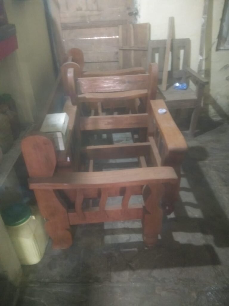 देवास : वनरक्षक के आवास में मिली अवैध लकड़ी व फर्नीचर