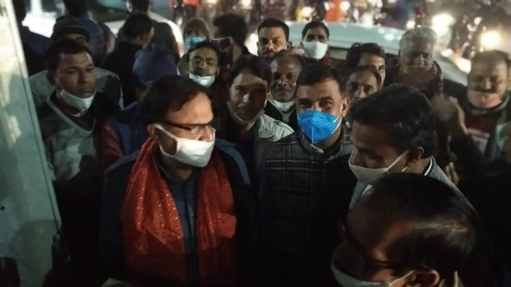 जयपुर : हवामहल विधायक महेश जोशी ने रामगढ़ मोड़ पर हाई मास्क लाइट्स का लोकार्पण किया