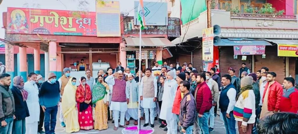 रतलाम : सैलाना नगर में धूम-धाम से मना गणतंत्र दिवस, हुआ ध्वजारोहण 2 रतलाम : सैलाना नगर में धूम-धाम से मना गणतंत्र दिवस, हुआ ध्वजारोहण