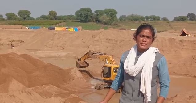 बाँदा (उप्र) : बिक गए सरकार के पहरेदार, साहब ने बेच दिया अपना ईमान , खपटिहाकला खदान सं. 100/1 में पोकलैंड से अवैध खनन 1 बाँदा (उप्र) : बिक गए सरकार के पहरेदार, साहब ने बेच दिया अपना ईमान , खपटिहाकला खदान सं. 100/1 में पोकलैंड से अवैध खनन