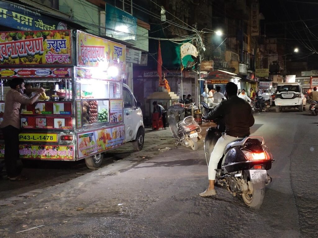 रतलाम : दुकानदार करते रहे बाज़ार बन्द कराने वालों का इंतज़ार, देर रात तक खुली रही दुकाने, छोटे से लेकर बड़े दुकानदार के चेहरे से मास्क गायब 2 रतलाम : दुकानदार करते रहे बाज़ार बन्द कराने वालों का इंतज़ार, देर रात तक खुली रही दुकाने, छोटे से लेकर बड़े दुकानदार के चेहरे से मास्क गायब