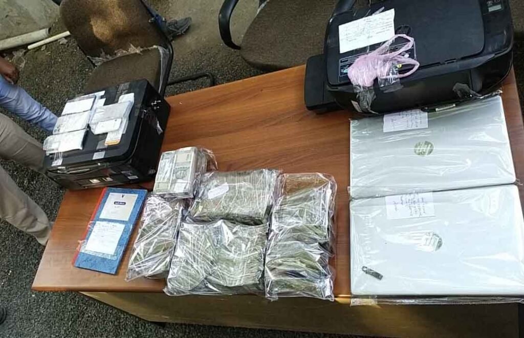 रतलाम : सुदख़ोरी में लिप्त दीपू टाँक के पास से 31 लाख से अधिक नगद राशि जप्त 2 रतलाम : सुदख़ोरी में लिप्त दीपू टाँक के पास से 31 लाख से अधिक नगद राशि जप्त