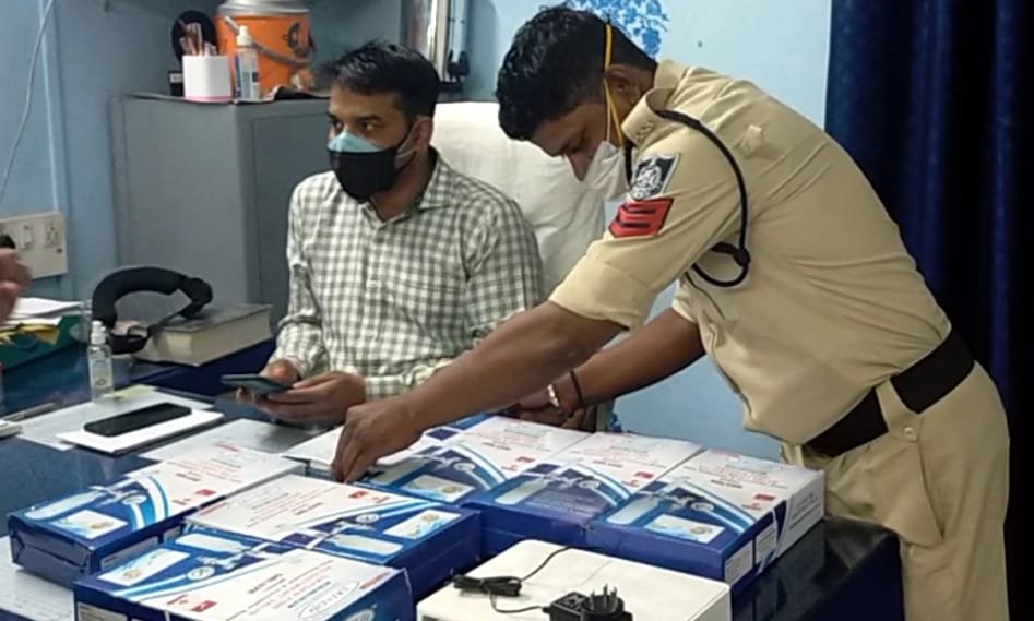 रतलाम : शहर के जानेमाने माहेश्वरी मेडिकल पर पुलिस का छापा, कालाबाज़ारी करता भाजपा नेता गिरफ्तार 3 रतलाम : शहर के जानेमाने माहेश्वरी मेडिकल पर पुलिस का छापा, कालाबाज़ारी करता भाजपा नेता गिरफ्तार