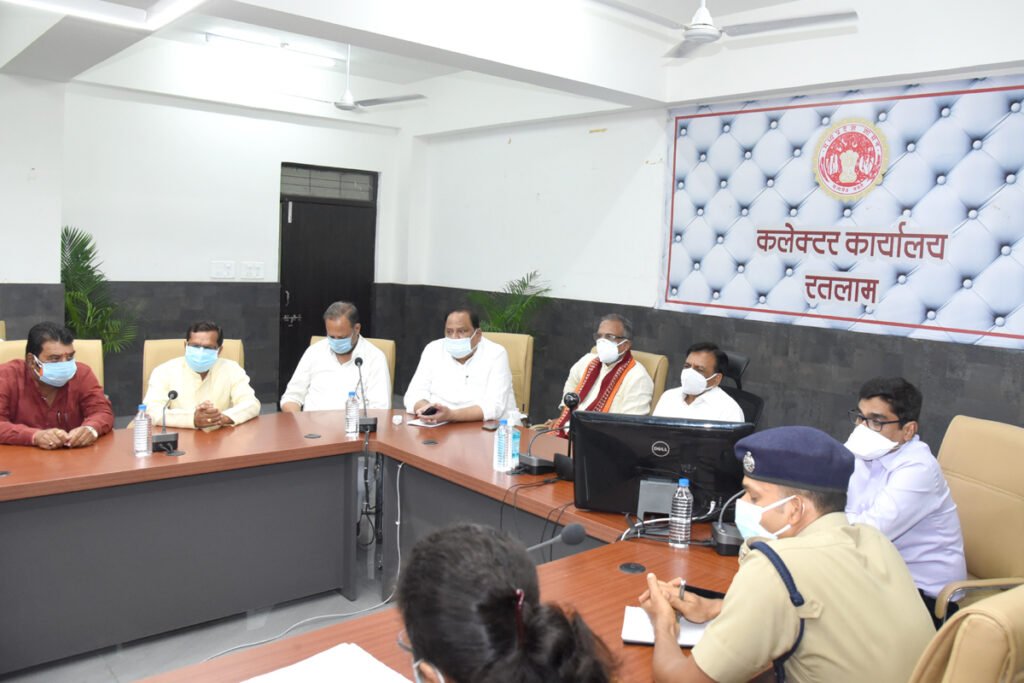 रतलाम : बैठक में निजी निर्माण कार्यो को दी गयी छूट 1 रतलाम : बैठक में निजी निर्माण कार्यो को दी गयी छूट