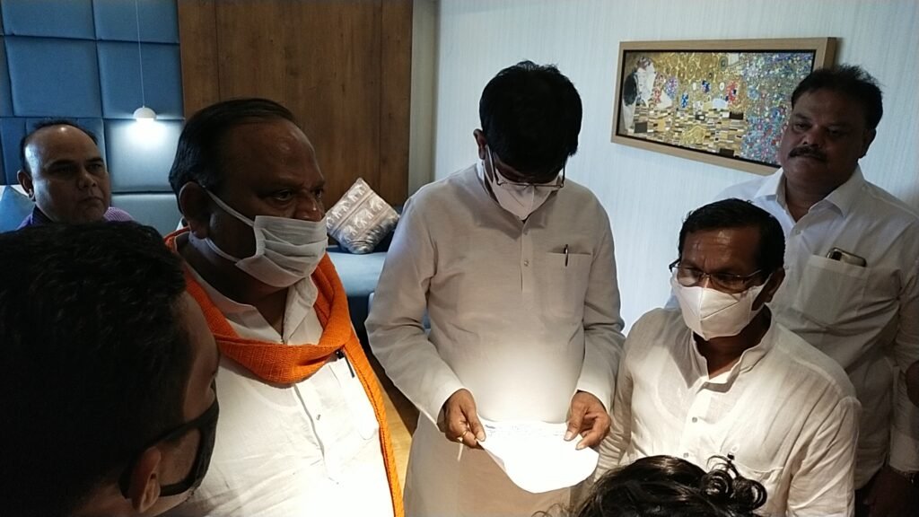 रतलाम : गौ पालक है या माफ़िया ?, गरीबों के तोड़े जा रहे घर 1 रतलाम : गौ पालक है या माफ़िया ?, गरीबों के तोड़े जा रहे घर