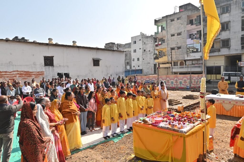 रतलाम : वैदिक मंत्रोच्चार के साथ विश्व कल्याण की मंगलकामना कर स्थापित की धर्मध्वजा 3 रतलाम : वैदिक मंत्रोच्चार के साथ विश्व कल्याण की मंगलकामना कर स्थापित की धर्मध्वजा